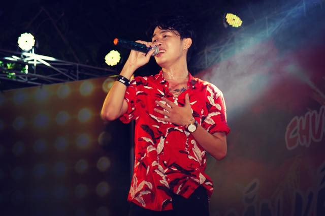 Áo họa tiết, hoa lá sặc sỡ dường như là items yêu thích của giọng ca gốc Bến Tre.