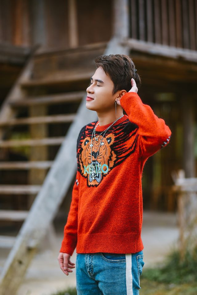 Trước đây, giọng ca "Sóng gió" thường xuất hiện với những trang phục màu mè.