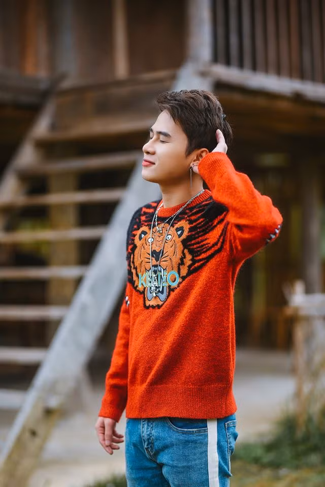 Trước đây, giọng ca "Sóng gió" thường xuất hiện với những trang phục màu mè.