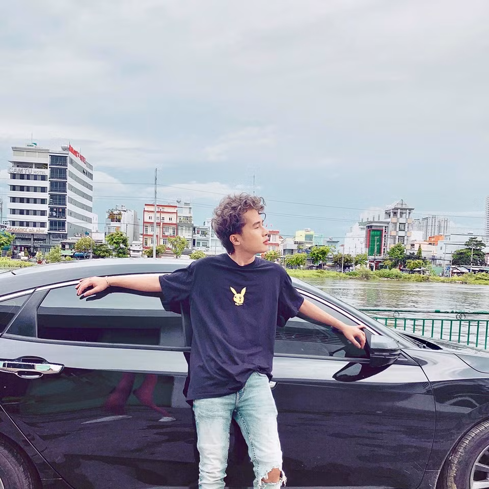 Thời gian gần đây, gu thời trang của giọng ca "Em gì ơi" ngày càng lên đời nhờ chăm diện đồ của thương hiệu thời trang trong nước và quốc tế nhưng vẫn chưa được đánh giá cao.