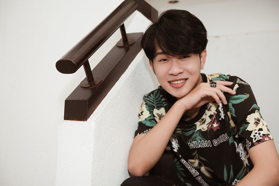 Diện áo hoa lá nhưng anh chàng này tiết chế hơn khi chọn tông màu tối.