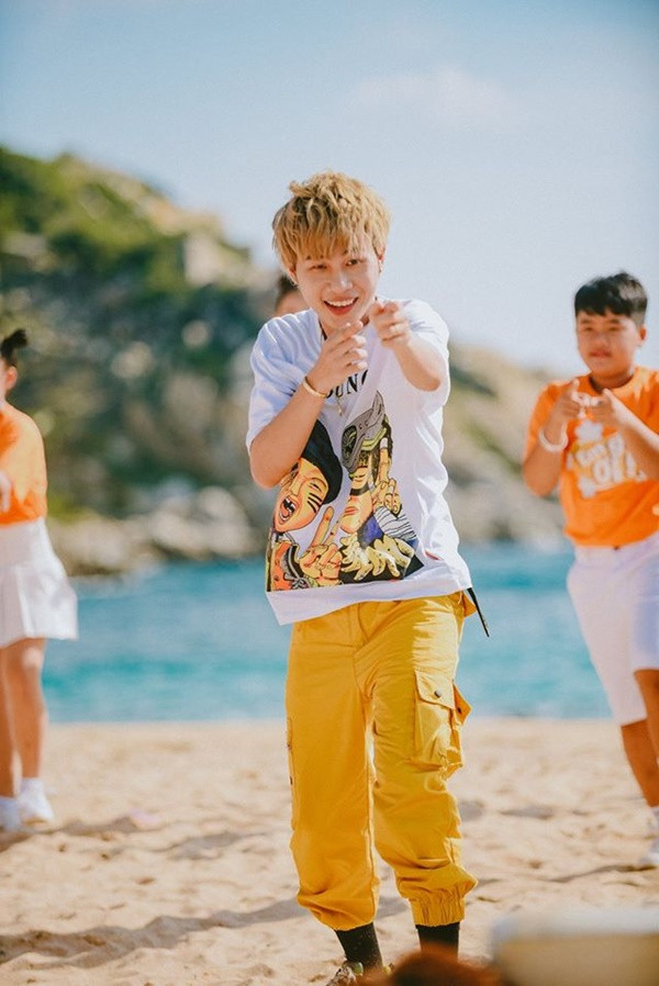 Jack tên thật Trịnh Trần Phương Tuấn, sinh năm 1997. Bên cạnh giọng hát thì ngoại hình của nam ca sĩ không mấy ấn tượng, thậm chí còn bị chê là kém sắc.