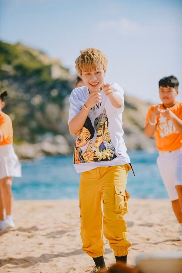 Jack tên thật Trịnh Trần Phương Tuấn, sinh năm 1997. Bên cạnh giọng hát thì ngoại hình của nam ca sĩ không mấy ấn tượng, thậm chí còn bị chê là kém sắc.