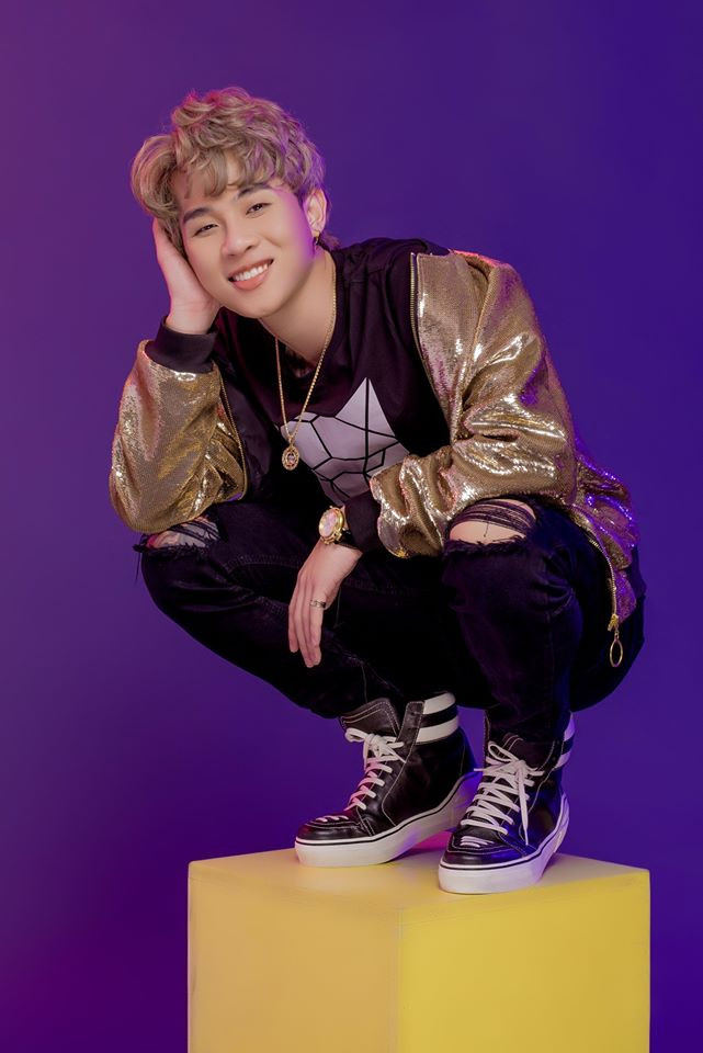 Thỉnh thoảng, Jack cũng gây ấn tượng với người hâm mộ nhơc cách phối đồ tinh tế, trẻ trung. Ảnh: FBNV. Video "Minh Hằng chia sẻ về phong cách thời trang". Nguồn: VTC. Khi lại chững