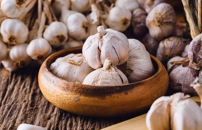 Tỏi. Bóc và đập vài nhánh tỏi, cho vào nửa cốc dầu ôliu đun nóng trong 5 phút, sau đó để nguội rồi thoa lên da đầu, để khoảng 30-45 phút rồi gội sạch với nước. Thực hiện 2 lần/tuần.