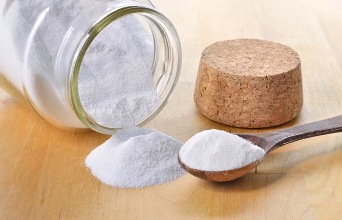 Baking Soda. 2-3 thìa baking soda và xoa trực tiếp lên tóc ướt, để khoảng 2 phút rời gội sạch. Thực hiện 2 lần/tuần. Những công thức trị gàu kể trên đều có nguồn gốc thiên nhiên vì thế cần phải có thời gian mới thấy tác dụng. Nhưng nếu tình trạng gàu của bạn không cải thiện, hãy tham khảo ý kiến bác sỹ.