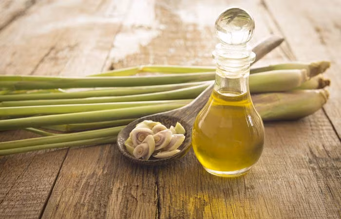 Tinh dầu chanh xả: Thêm 2-3 giọt tinh dầu chanh xả vào dầu gội đầu, gội nhẹ nhàng rồi sau đó xả sạch với nước. Thực hiện 2 lần/tuần.