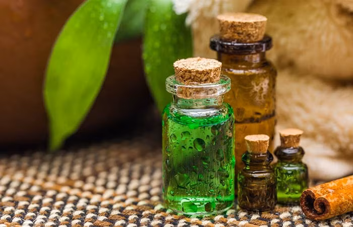 Tinh dầu trà xanh. 2-3 giọt tinh dầu trà xanh, 2-3 giọt dầu dừa. Dùng bông thoa hỗn hợp này lên da đầu 3-4 lần/tuần.