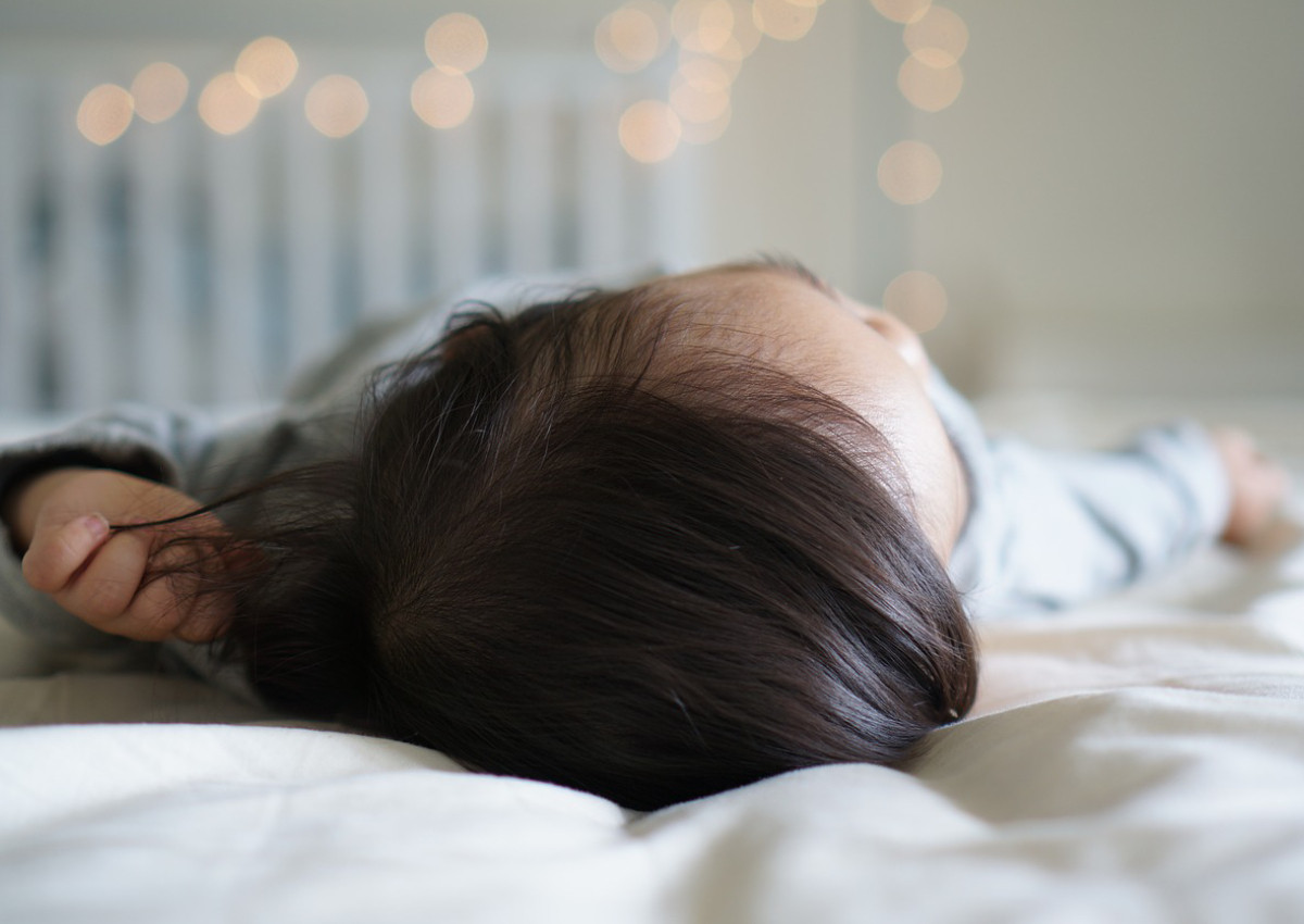 Bé gái 7 tuổi dậy thì sớm vì thói quen ngủ bật đèn Be gai 7 tuoi day thi som vi thoi quen ngu bat den