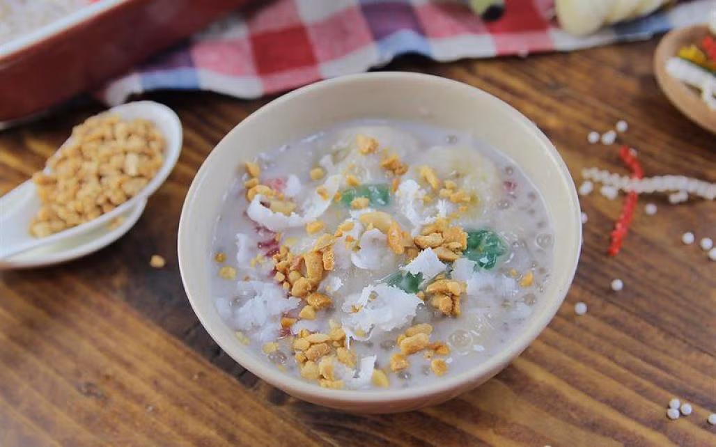 Chè chuối: Trời đông lành lạnh mà có bát chè chuối thơm thơm, dẻo dẻo để thưởng thức thì còn gì bằng. Món chè này được làm từ chuối chín, bột báng, nước cốt dừa và vừng rang. Chè sánh, nước cốt dừa béo ngậy, vừng rang thơm phức ăn kèm trân châu trắng dai dai. Vị ngọt của chè không quá gắt, bởi vậy nên dù là người không hảo ngọt cũng chẳng nỡ từ chối món ăn này.