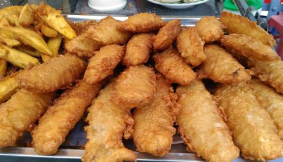 Bánh chuối chiên: Bên cạnh chiếc bánh chuối rán đơn giản của Hà Nội, còn có thêm một phiên bản Sài Gòn nữa cho các bạn yêu thích món ăn này. Bánh chuối chiên Sài Gòn gồm nửa quả chuối được ép dẹp lại, sau đó áo một lớp bột rồi chiên sơ qua. Tiếp theo, bánh sẽ được áo thêm một lớp bột nữa rồi chiên đến khi vàng giòn.