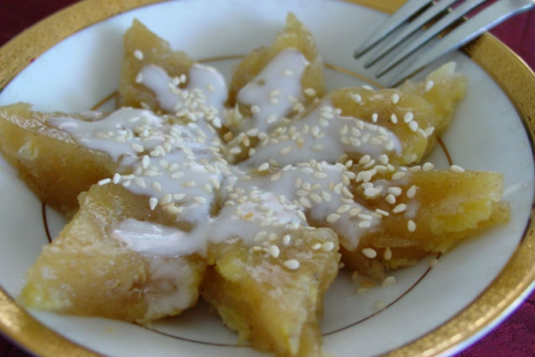 Chuối sau khi cắt lát được trộn đều cùng các nguyên liệu trên, thêm chút muối, đường rồi đem đi hấp. Cuối cùng, cắt chuối thành miếng vừa ăn, thêm chút nước cốt dừa, lạc và vừng rang lên trên là có thể thưởng thức. Bánh chuối dẻo, nước cốt dừa beo béo kèm theo chút vị mặn nên rất dễ ăn.