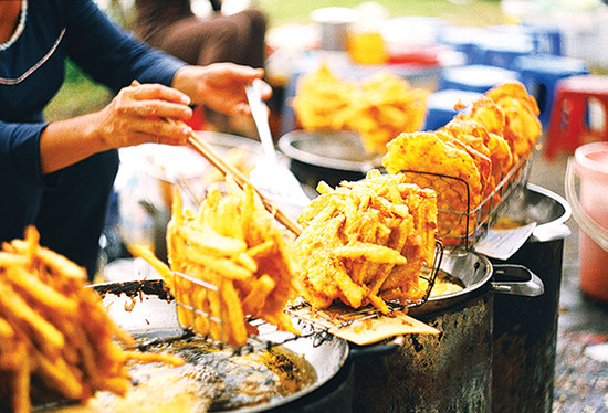 Bánh chuối rán là một trong những món ăn vặt có thể dễ dàng tìm thấy ở những gánh hàng rong hay các con ngõ nhỏ khắp Hà Nội. Đặc biệt, món bánh này lại hot hơn bao giờ hết khi thời tiết chuyển lạnh sang đông.