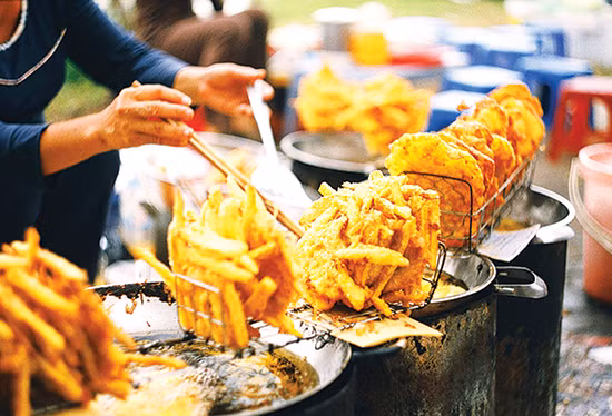 Bánh chuối rán là một trong những món ăn vặt có thể dễ dàng tìm thấy ở những gánh hàng rong hay các con ngõ nhỏ khắp Hà Nội. Đặc biệt, món bánh này lại hot hơn bao giờ hết khi thời tiết chuyển lạnh sang đông.