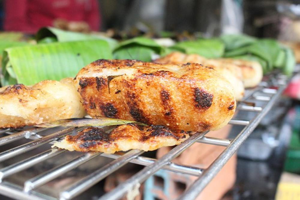 Vị beo béo của nước cốt dừa, dẻo thơm của cơm nếp và ngọt dịu của chuối kết hợp cùng nhau tạo nên một món ăn hấp dẫn. Chiều đông se lạnh mà được nhâm nhi món ăn này thì còn gì tuyệt hơn.