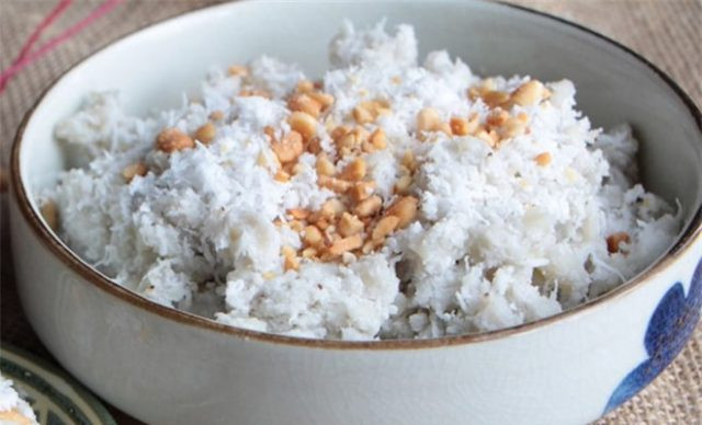 Chuối quết dừa (chuối quệt): Đây là một trong những món ăn đặc sản của Tiền Giang. Sau khi sơ chế, chuối được luộc chín rồi đem trộn với dừa nạo, muối, đường. Người ta giã nhuyễn hỗn hợp trên rồi để ra đĩa, rắc lạc rang lên trên và thưởng thức.