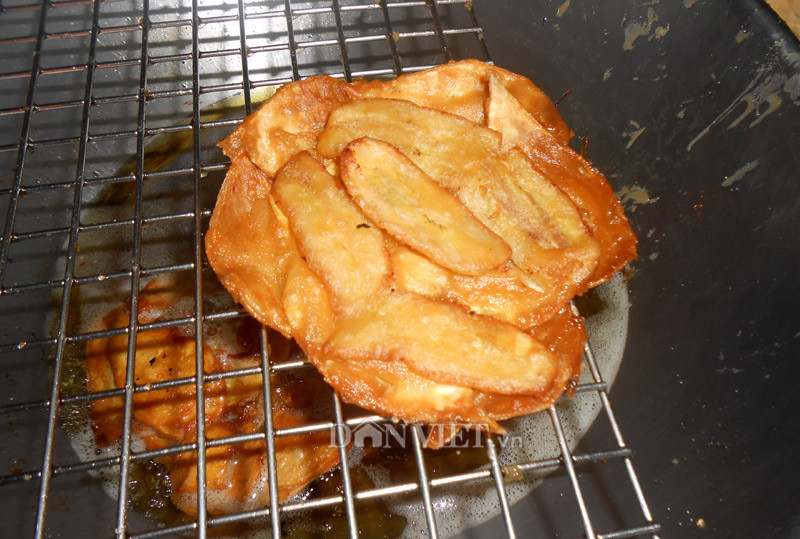 Bánh chuối ở Hà Nội được chế biến đơn giản, chỉ cần vài lát chuối chín tới, áo một lớp bột nước và chiên vàng là đã có thể thưởng thức ngay rồi. Buổi chiều lành lạnh, thưởng thức một chiếc bánh chuối vàng nóng hổi sẽ làm bạn ấm bụng nhanh chóng.