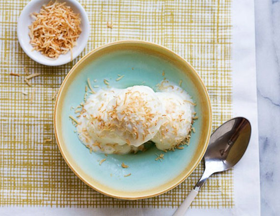 Chỉ cần vài quả chuối sứ già, người ta ép chặt thành từng miếng mỏng, rắc thêm chút lạc rang giã nhỏ kèm dừa nạo sợi lên trên. Rưới thêm chút nước cốt dừa béo ngậy, sau đó tạo hình que kem bằng xiên tre rồi cho vào túi nylon để nắn mỏng. Cố định lại bằng dây thun và cho tất cả vào tủ lạnh từ 2 – 4 tiếng là đã có ngay thành phẩm hấp dẫn rồi. Ảnh: Internet. Video "Chế biến món ngon từ nấm đông cô". Nguồn: VTC.