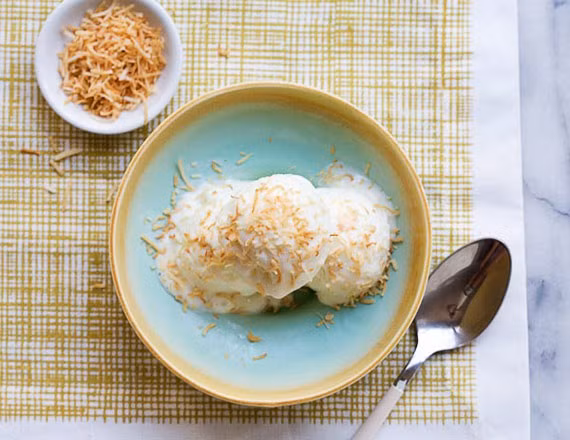 Chỉ cần vài quả chuối sứ già, người ta ép chặt thành từng miếng mỏng, rắc thêm chút lạc rang giã nhỏ kèm dừa nạo sợi lên trên. Rưới thêm chút nước cốt dừa béo ngậy, sau đó tạo hình que kem bằng xiên tre rồi cho vào túi nylon để nắn mỏng. Cố định lại bằng dây thun và cho tất cả vào tủ lạnh từ 2 – 4 tiếng là đã có ngay thành phẩm hấp dẫn rồi. Ảnh: Internet. Video "Chế biến món ngon từ nấm đông cô". Nguồn: VTC.