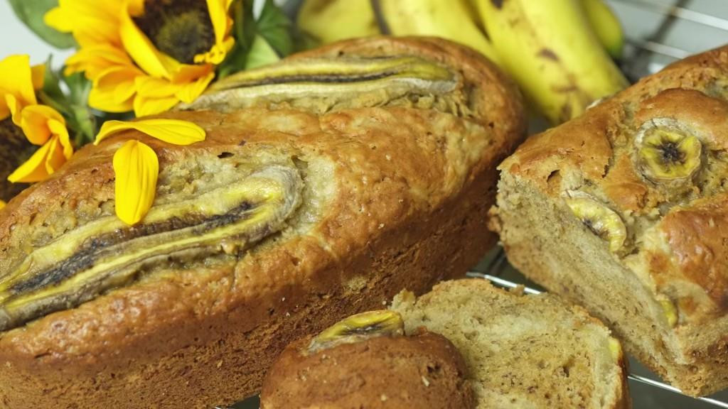 Bánh bông lan chuối: Các nguyên liệu chính để làm bánh bông lan chuối thường gồm bột mì nguyên cám, chuối tươi, dầu dừa... Hương vị chuối được hoà quyện bên trong phần bánh bông lan, vẫn giữ đủ hương vị thơm ngọt đặc trưng.