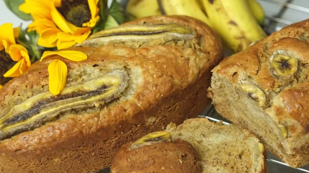 Bánh bông lan chuối: Các nguyên liệu chính để làm bánh bông lan chuối thường gồm bột mì nguyên cám, chuối tươi, dầu dừa... Hương vị chuối được hoà quyện bên trong phần bánh bông lan, vẫn giữ đủ hương vị thơm ngọt đặc trưng.