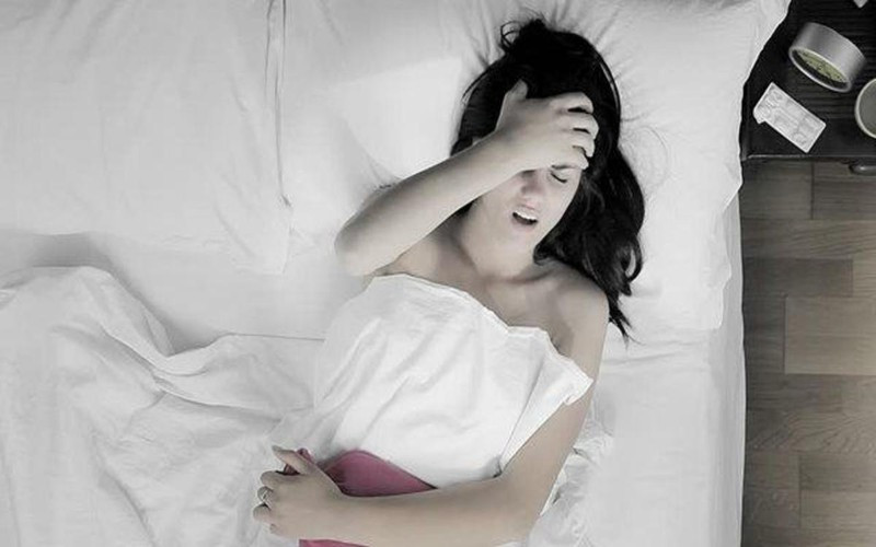 Đau khi “yêu”: Rất nhiều trường hợp cảm thấy khó chịu, thậm chí là đau khi quan hệ tình dục và thường xuyên có nhu cầu tiểu gấp do những áp lực lên vùng xương chậu. Mức độ đau càng cao thì bệnh ung thư buồng trứng có thể đang phát triển ở giai đoạn nặng.