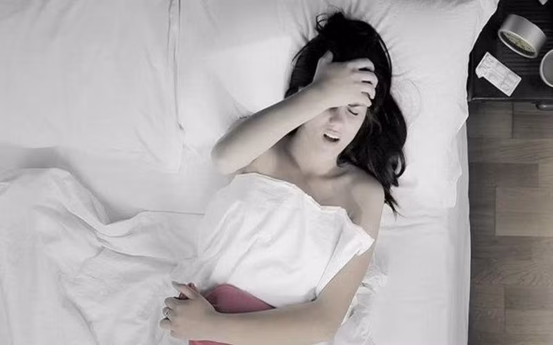 Đau khi “yêu”: Rất nhiều trường hợp cảm thấy khó chịu, thậm chí là đau khi quan hệ tình dục và thường xuyên có nhu cầu tiểu gấp do những áp lực lên vùng xương chậu. Mức độ đau càng cao thì bệnh ung thư buồng trứng có thể đang phát triển ở giai đoạn nặng.