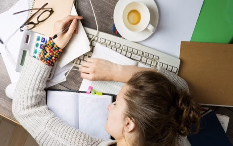 Mệt mỏi: Khó thở, buồn nôn và mất cảm giác ngon miệng, cơ thể luôn mệt mỏi chính là một trong những biểu hiện tế bào ung thư đang tiến triển. Nếu bạn liên tục uể oải, mệt mỏi mặc dù không làm việc quá sức có thể là một triệu chứng của bệnh ung thư nói chung, trong đó có ung thư buồng trứng. 