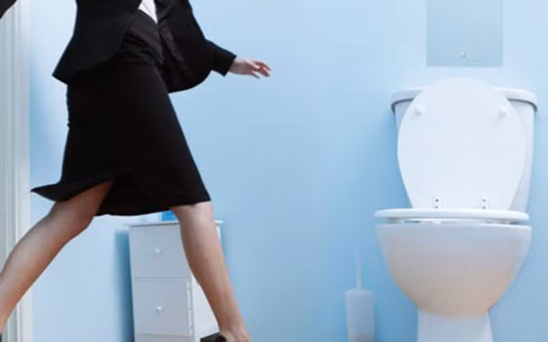 Đi tiểu liên tục: Hiện tượng rối loạn tiểu tiện có thể do nhiều yếu tố và có thể do nhiều bệnh lý gây ra, bao gồm những vấn đề bàng quang, đường tiết niệu, các triệu chứng của đường huyết cao nhưng cũng là biểu hiện của bệnh về buồng trứng.