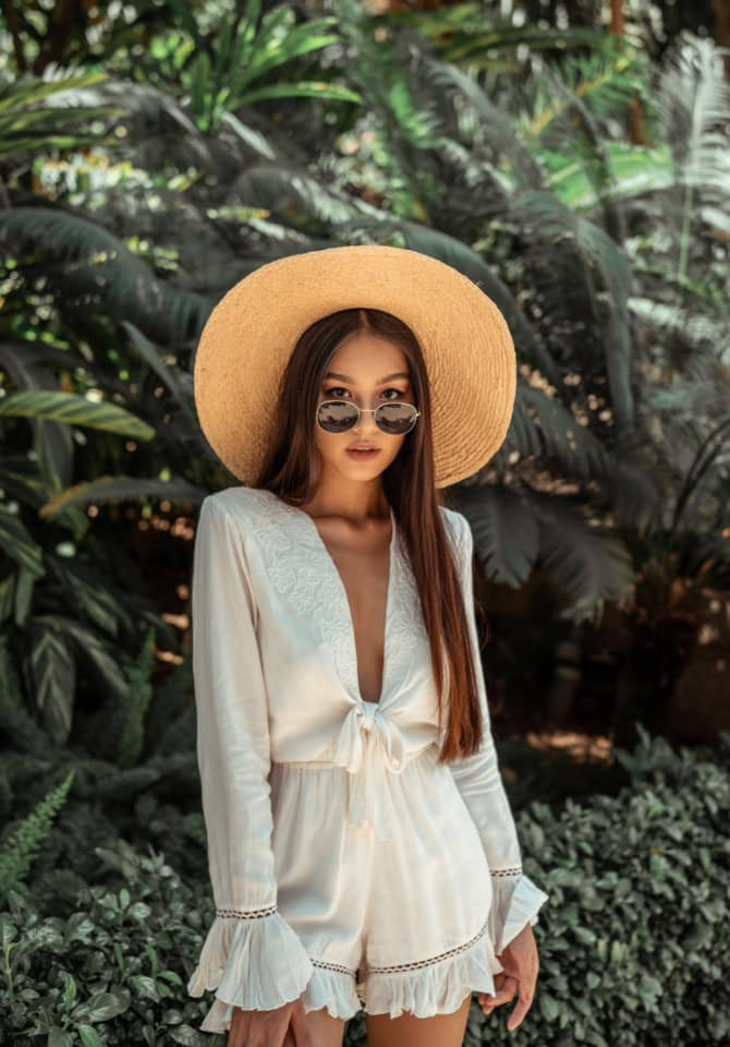 Tận dụng những thiết kế có cổ sâu hay khoét hình chữ V là cách để Thảo Nhi Lê khoe vòng ngực kín hở. Ảnh: FBNV. Video "Minh Hằng chia sẻ về phong cách thời trang". Nguồn: VTC.