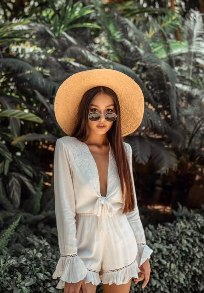 Tận dụng những thiết kế có cổ sâu hay khoét hình chữ V là cách để Thảo Nhi Lê khoe vòng ngực kín hở. Ảnh: FBNV. Video "Minh Hằng chia sẻ về phong cách thời trang". Nguồn: VTC.