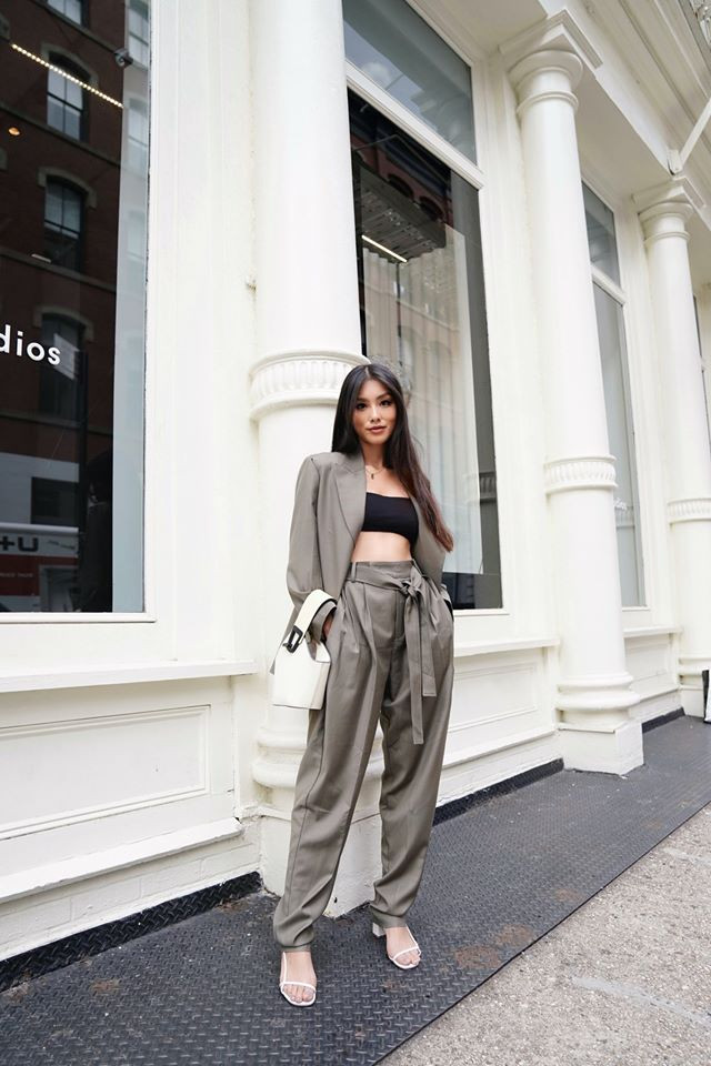 Bộ suit màu ghi được Thảo Nhi phối cùng áo quây để khoe eo thon nuột nà.