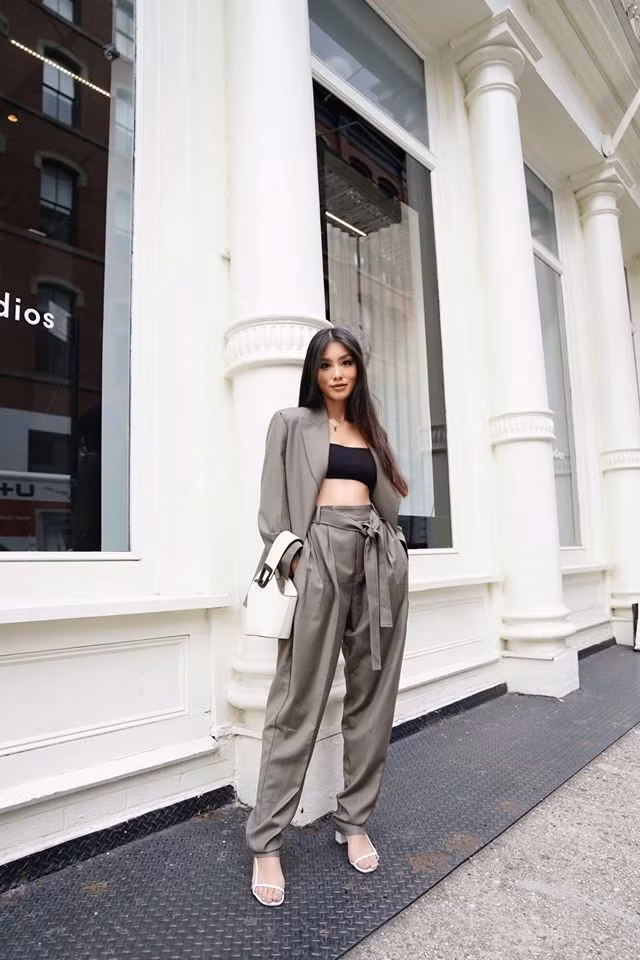 Bộ suit màu ghi được Thảo Nhi phối cùng áo quây để khoe eo thon nuột nà.