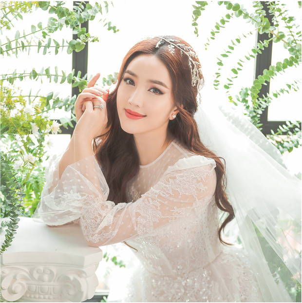 Chiếc váy cưới đầu tiên của Bảo Thy hướng tới phong cách công chúa lộng lẫy với chiếc nhẫn kim cương cầu hôn sáng chói trên ngón áp út.