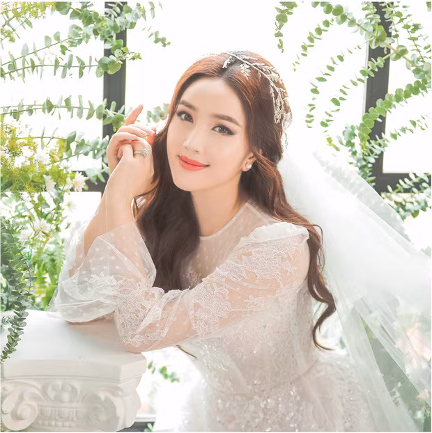 Chiếc váy cưới đầu tiên của Bảo Thy hướng tới phong cách công chúa lộng lẫy với chiếc nhẫn kim cương cầu hôn sáng chói trên ngón áp út.