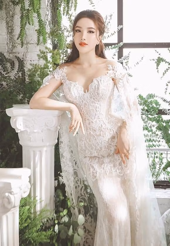 Chiếc váy cưới có phần cổ gợi cảm tôn lên vòng một đầy đặn và vóc dáng kiêu sa của cô dâu.