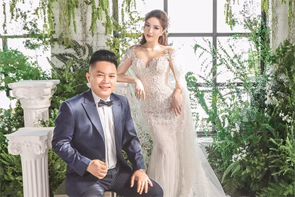 Thiết kế với phần tà dài rộng thêu ren tinh xảo đến từng chi tiết, phần tay cape nhẹ nhàng phủ trên vai vừa gợi cảm mong manh vừa kín đáo rất hợp với tính cách của Bảo Thy.