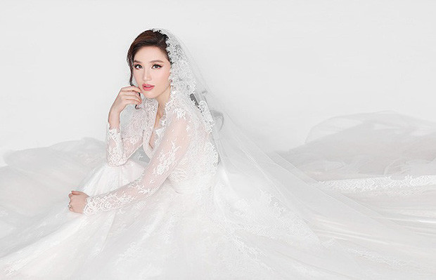 Mới đây, nữ ca sĩ Bảo Thy chính thức xác nhận sẽ xe hoa với bạn trai doanh nhân Phan Lĩnh vào 16/11. Trong bộ ảnh cưới, cô diện 3 bộ váy cưới đẹp lộng lẫy tôn lên sắc vóc xinh đẹp gợi cảm.