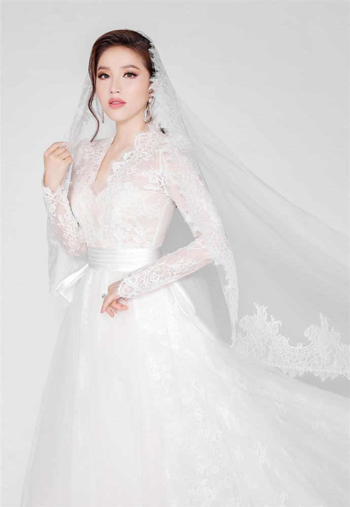 Cô dâu Bảo Thy còn đội thêm khăn voan mềm mại tô điểm thêm nét yêu kiều mong manh.