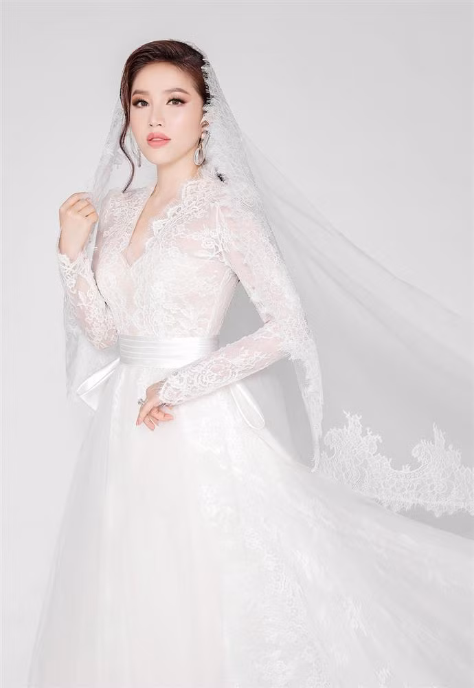 Cô dâu Bảo Thy còn đội thêm khăn voan mềm mại tô điểm thêm nét yêu kiều mong manh.