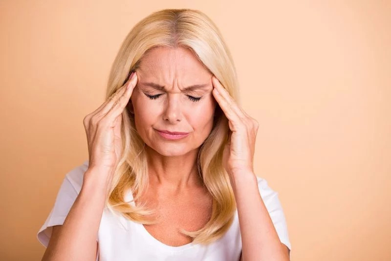 Chóng mặt: Trong thời kỳ mãn kinh, phụ nữ có thể bị chóng mặt và choáng váng khi đi lại. Cảm giác chóng mặt có thể đi kèm với buồn nôn và đau đầu.