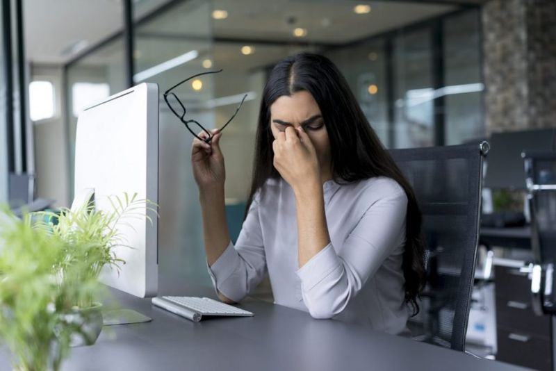 Mỏi mắt: Bên cạnh stress, các vấn đề về thị lực và ánh sáng yếu thì các màn hình điện tử cũng tăng áp lực lên mắt, khiến các mạch máu giãn nở. Hậu quả là các quầng thâm sẽ hình thành dưới mắt.