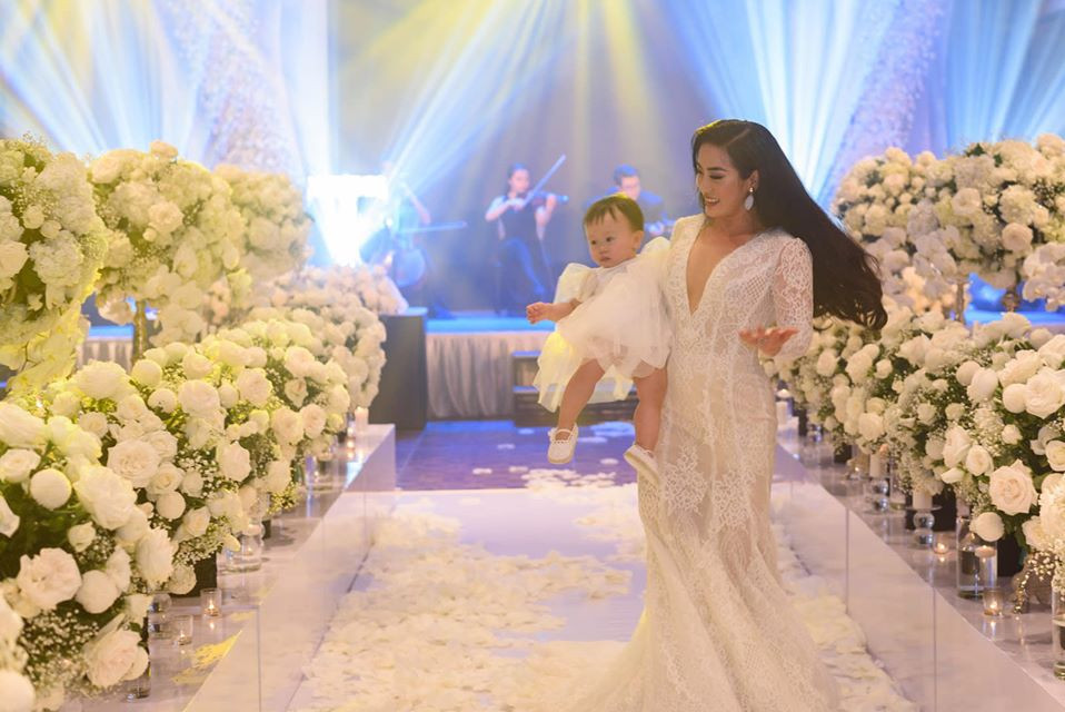 Roxy cực gợi cảm khi diện đầm trắng xuyên thấu và bế trên tay cô con gái bé nhỏ.