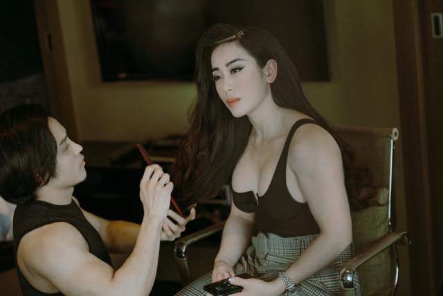 Bà mẹ một con phô trương vòng một đẫy đà trong những chiếc áo hai dây sexy.