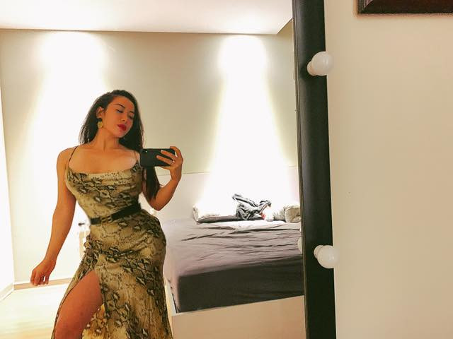 “Nữ thần phòng gym Việt” khoe vóc dáng gợi cảm trong chiếc đầm họa tiết da trăn cắt xẻ táo bạo.