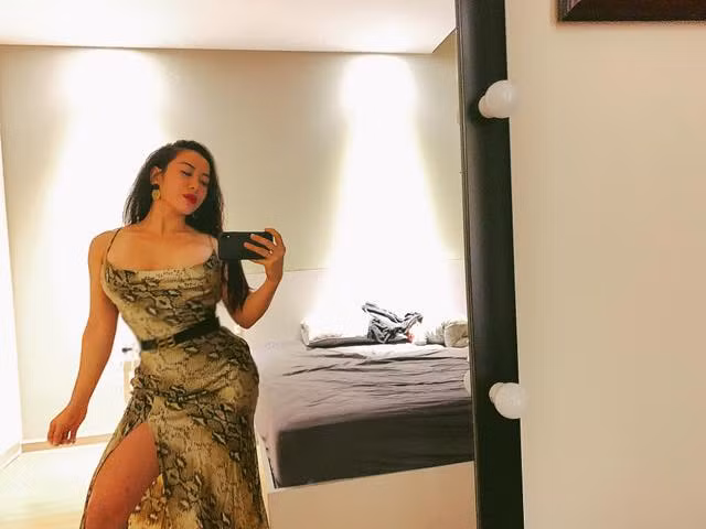 “Nữ thần phòng gym Việt” khoe vóc dáng gợi cảm trong chiếc đầm họa tiết da trăn cắt xẻ táo bạo.