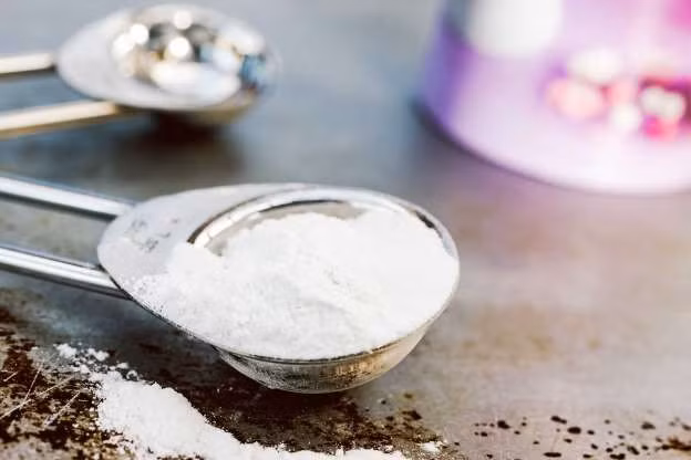 Hãy tự làm kem đánh răng làm trắng răng bằng cách trộn baking soda với hydrogen peroxide. Baking soda có tính mài mòn nhẹ hơn so với các loại kem đánh răng có baking-powder.