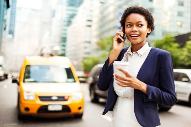 Hãy uống hết cốc cafe của bạn trong 5 phút, chứ đừng nhâm nhi nó cả giờ đồng hồ. Bạn uống càng lâu, thì thời gian răng của bạn dính cafe cũng càng nhiều và các vết ố là điều khó tránh khỏi.