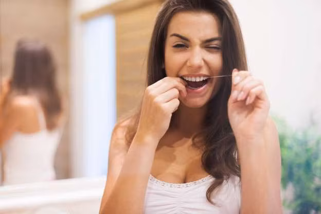 Đừng quên làm sạch kẽ răng: Sẽ rất khó làm sạch kẽ răng thường xuyên như khuyến cáo của nha sĩ. Tuy nhiên, hãy dành ra vài phút mỗi ngày để làm sạch kẽ răng bằng chỉ nha khoa. Điều này sẽ có tác dụng rất tốt cho sức khỏe răng miệng.