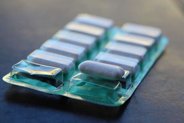 Kẹo cao su không đường vừa giúp khử mùi cafe vừa làm sạch răng. Ngoài ra, dùng kẹo cao su không đường khoảng 20 phút sau khi ăn cũng giúp ngăn ngừa sâu răng.